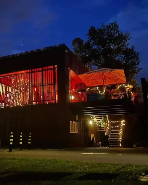 Restaurace Loděnice v noci – exteriér u řeky